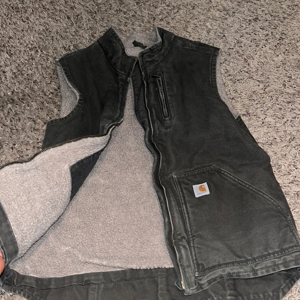 Women’s carhartt vest a (4/6) gently worn